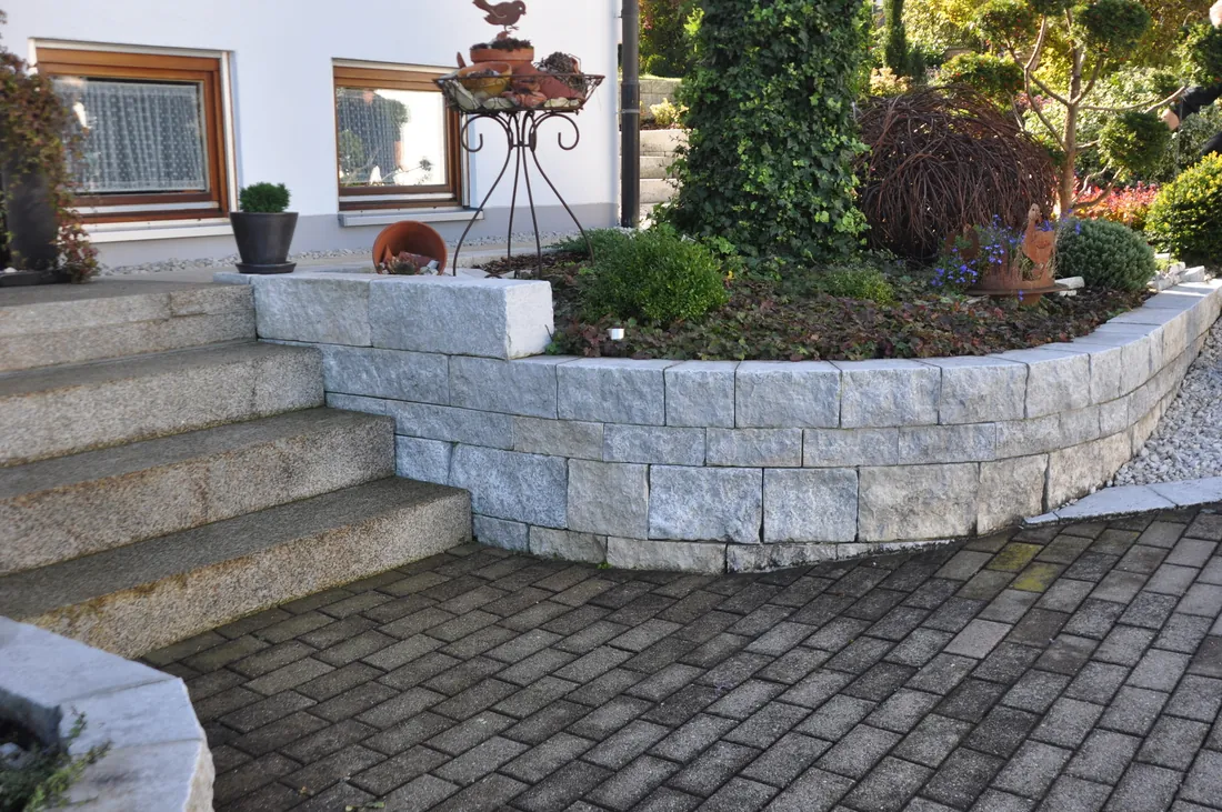 Mauerbau mit Staudenbeet