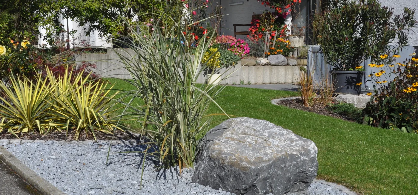 Natursteinarbeiten in einem angelegten Garten